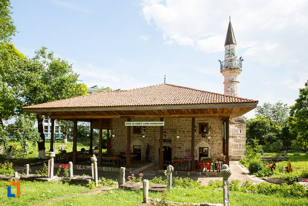 terasa-de-la-moscheea-esmahan-sultan-din-mangalia-judetul-constanta.jpg