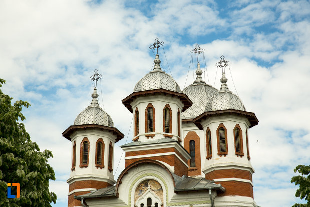 toate-turnurile-de-la-biserica-sf-apostoli-si-sf-gheorghe-din-caracal-judetul-olt.jpg