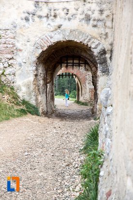 trecere-prin-bastionul-de-la-cetatea-rasnov-judetul-brasov.jpg