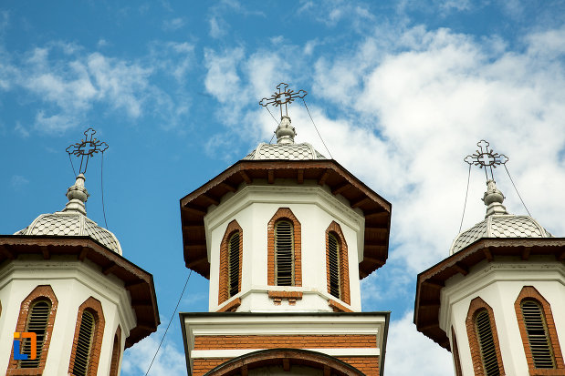 trei-turnuri-cu-cruce-biserica-sf-apostoli-si-sf-gheorghe-din-caracal-judetul-olt.jpg