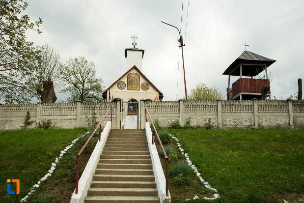 trepte-care-urca-la-biserica-sf-voievozi-din-leurda-judetul-gorj.jpg