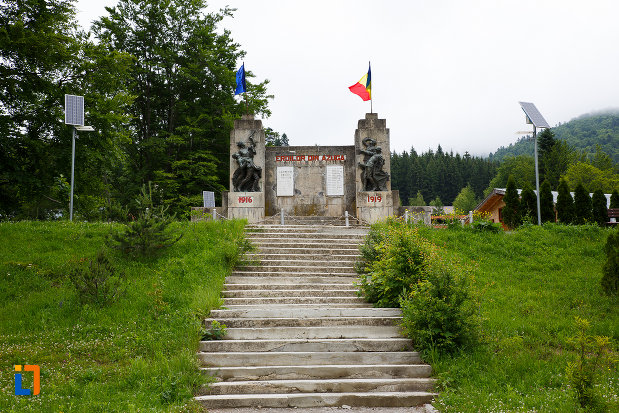 trepte-care-urca-la-monumentul-eroilor-din-azuga-judetul-prahova.jpg