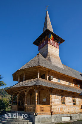 trepte-de-intrare-in-biserica-de-lemn-ortodoxa-din-baia-sprie-judetul-maramures.jpg