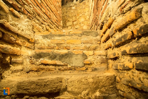 trepte-din-tunelul-de-la-asezarea-romana-sucidava-din-corabia-judetul-olt.jpg