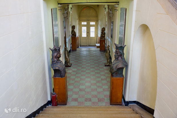 trepte-si-culoar-muzeul-militar-din-oradea-judetul-bihor.jpg