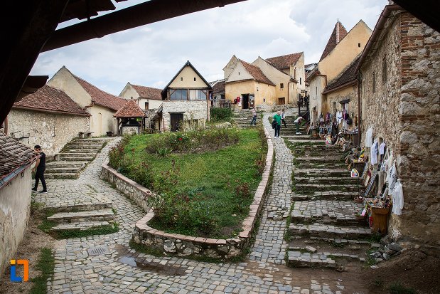 trepte-si-curte-de-la-cetatea-rasnov-judetul-brasov.jpg