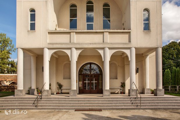 trepte-si-intrare-in-biserica-greco-catolica-din-bixad-judetul-satu-mare.jpg