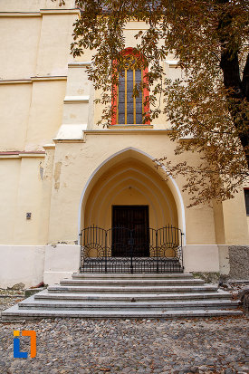 trepte-si-usa-de-biserica-biserica-evanghelica-sf-margareta-si-turnul-trompetilor-1488-din-medias-judetul-sibiu.jpg