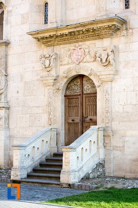 trepte-si-usa-de-la-catedrala-romano-catolica-sfantul-mihail-din-alba-iulia-judetul-alba.jpg