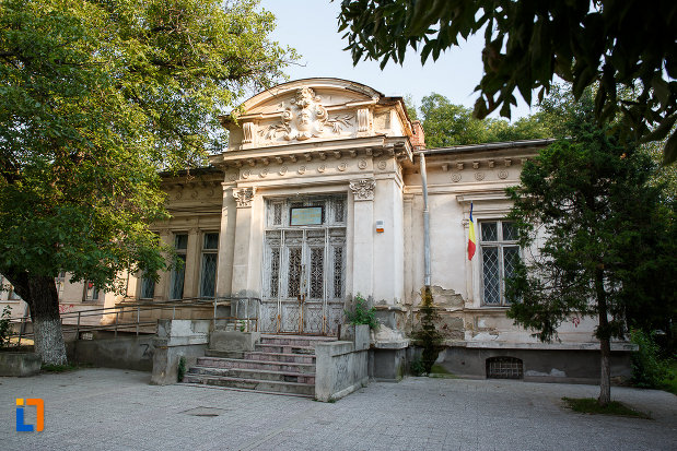 treptele-si-usa-de-la-casa-prefectului-azi-administratia-financiara-1880-din-turnu-magurele-judetul-teleorman.jpg