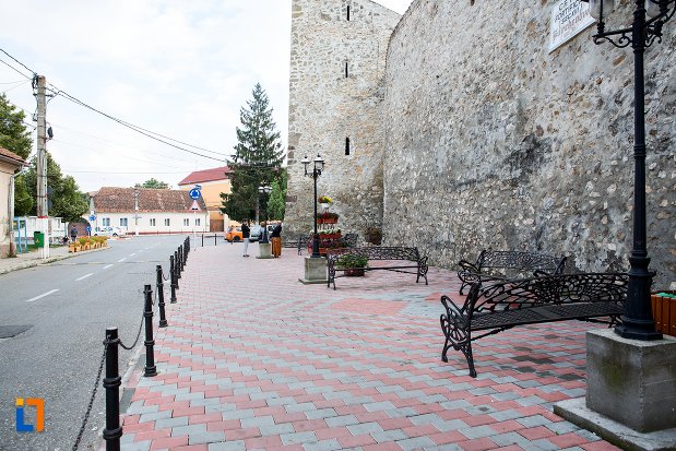 trotuar-langa-cetatea-din-ghimbav-judetul-brasov.jpg
