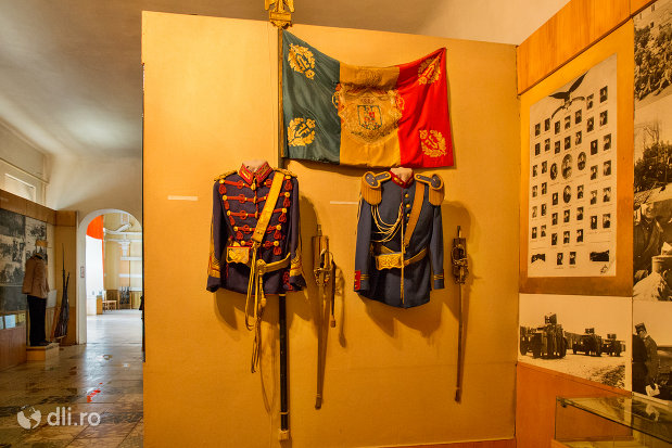 tunici-militare-muzeul-militar-din-oradea-judetul-bihor.jpg