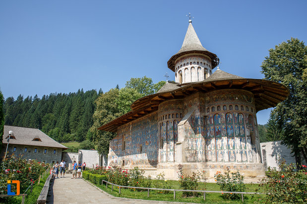 turisti-aflati-la-manastirea-voronet-judetul-suceava.jpg
