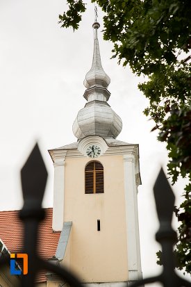 turn-cu-ceas-biserica-romano-catolica-si-manastirea-franciscana-1736-din-fagaras-judetul-brasov.jpg