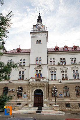 turn-cu-ceas-de-la-cladirea-administrativa-a-orasului-azi-prefectura-si-consiliul-judetean-suceava.jpg