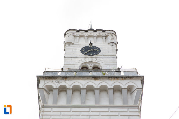 turn-cu-ceas-de-la-muzeul-de-etnografie-din-vatra-dornei-judetul-suceava.jpg