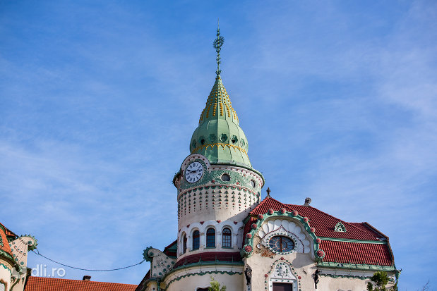 turn-cu-ceas-palatul-vulturul-negru-din-oradea-judetul-bihor.jpg