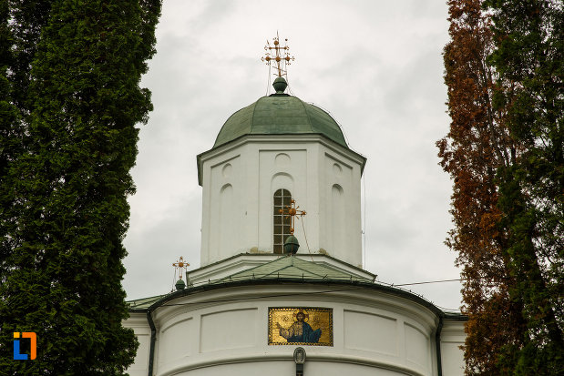 turn-cu-cruce-arhiepiscopia-ramnicului-din-ramnicu-valcea-judetul-valcea.jpg