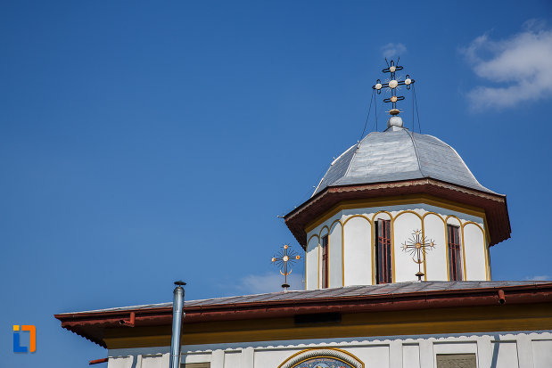 turn-cu-cruce-de-la-biserica-adormirea-maicii-domnului-a-fostei-manastiri-valeni-1680-din-valenii-de-munte-judetul-prahova.jpg