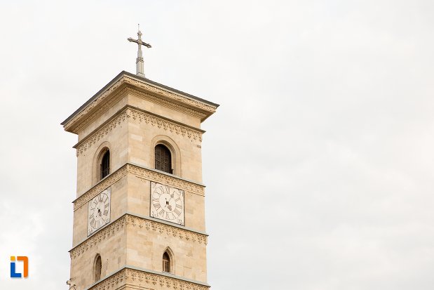 turn-cu-doua-ceasuri-catedrala-romano-catolica-sfantul-mihail-din-alba-iulia-judetul-alba.jpg