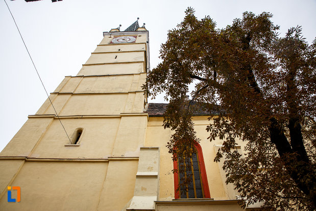 turn-de-biserica-vazut-de-jos-biserica-evanghelica-sf-margareta-si-turnul-trompetilor-1488-din-medias-judetul-sibiu.jpg