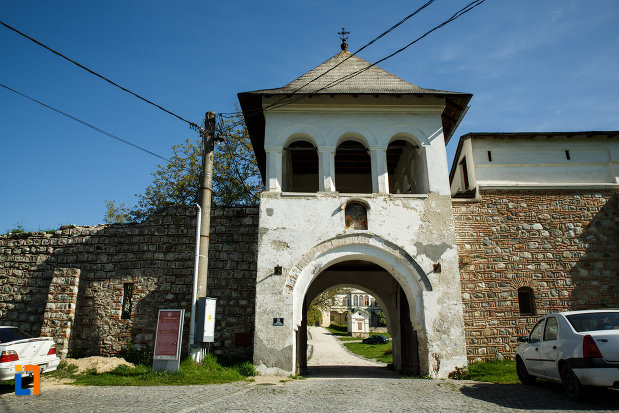 turn-de-intrare-la-manastirea-hurezi-din-horezu-judetul-valcea.jpg