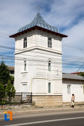 turn-langa-biserica-intrarea-in-biserica-a-maicii-domnului-sf-trei-ierarhi-alba-sau-a-judetului-1632-din-targoviste-judetul-dambovita.jpg
