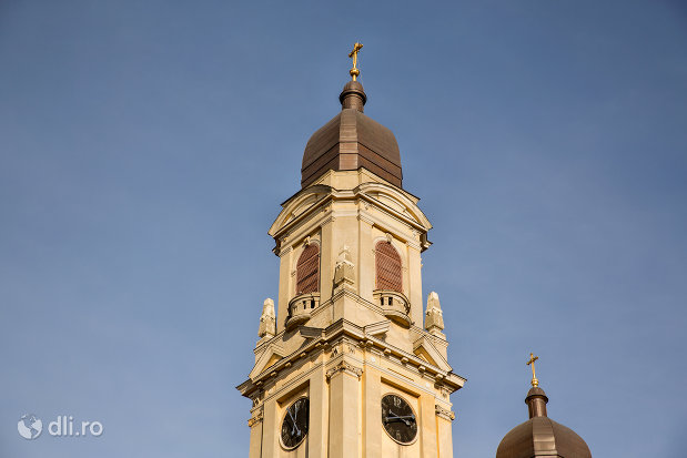 turn-si-ceas-de-la-biserica-romano-catolica-coborarea-sfantului-duh-din-oradea-judetul-bihor.jpg