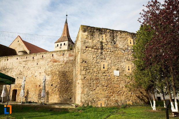 turn-si-creneluri-de-la-cetatea-aiudului-judetul-alba.jpg