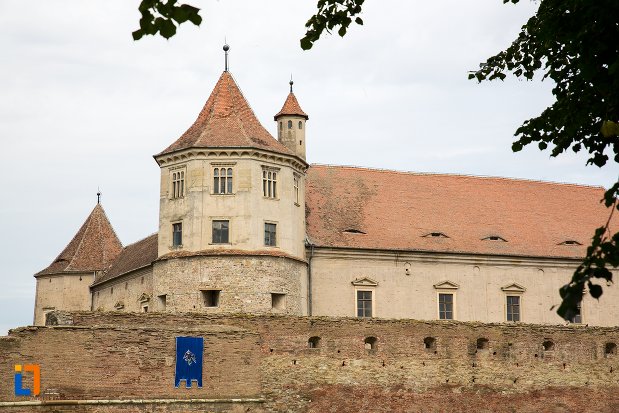 turn-si-zid-de-la-cetatea-fagaras-judetul-brasov.jpg