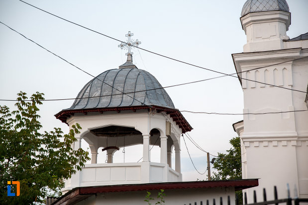 turnul-clopotnita-de-la-biserica-adormirea-maicii-domnului-din-alexandria.jpg