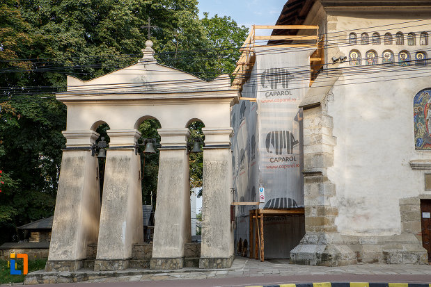 turnul-cu-clopote-de-la-biserica-invierea-domnului-vascresenia-1551-din-suceava-judetul-suceava.jpg
