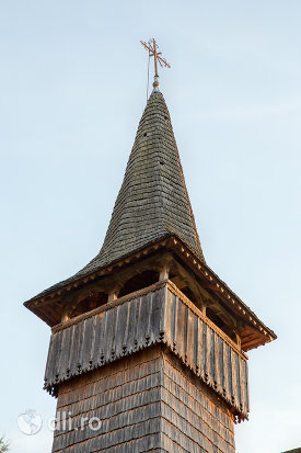 turnul-de-la-biserica-de-lemn-sf-arhangheli-din-manastirea-judetul-maramures.jpg