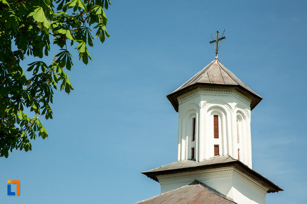 turnul-de-la-biserica-de-lemn-sf-voievozi-din-targu-carbunesti-judetul-gorj.jpg
