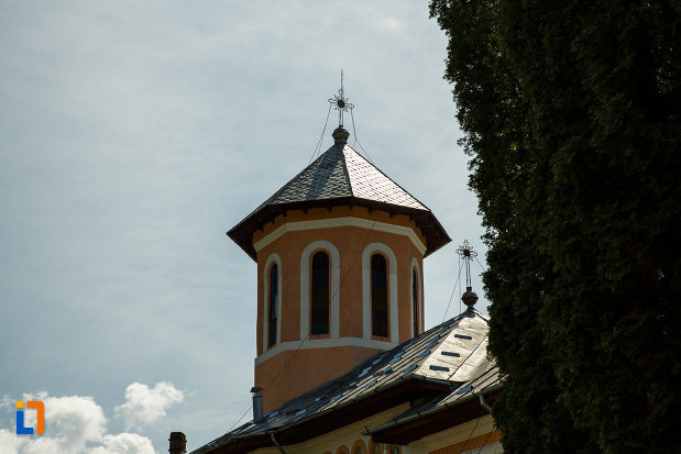 turnul-de-la-biserica-intrarea-maicii-domnului-in-biserica-din-brezoi-judetul-valcea.jpg