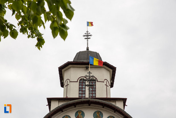 turnul-de-la-biserica-sf-apostoli-petru-si-pavel-din-ramnicu-valcea-judetul-valcea.jpg