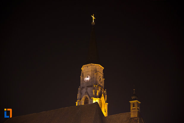 turnul-de-la-biserica-sfantul-mihail-din-cluj-napoca-judetul-cluj-vazut-noaptea.jpg