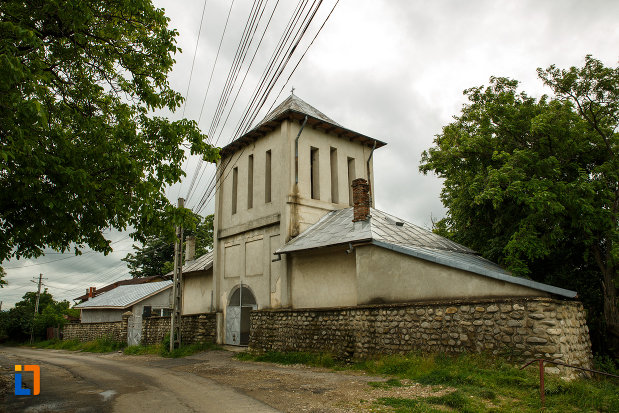 turnul-de-poarta-de-la-biserica-nasterea-maicii-domnului-din-odobesti-judetul-vrancea.jpg