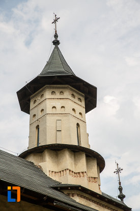 turnul-principal-de-la-biserica-sf-nicolae-prajescu-1611-din-suceava-judetul-suceava.jpg