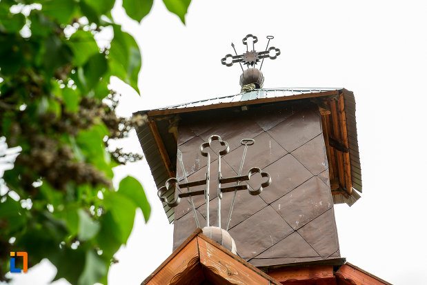 turnul-si-crucile-de-la-biserica-sf-nicolae-din-lazaresti-judetul-gorj.jpg