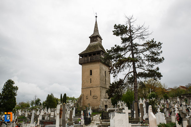 turnul-vechii-biserici-ortodoxe-1700-din-deva-judetul-hunedoara.jpg