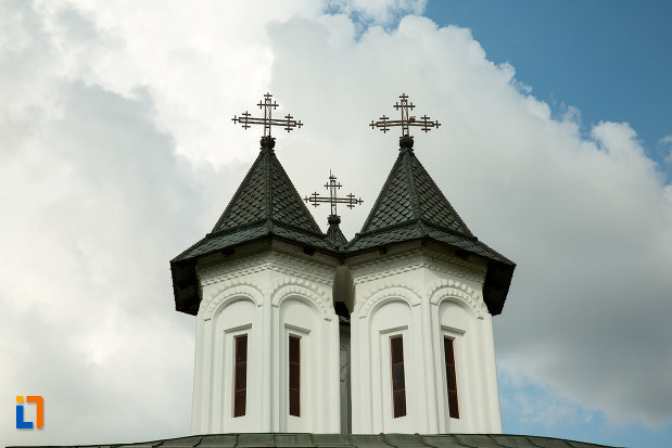 turnuri-cu-cruce-de-la-manastirea-clocociov-din-slatina-judetul-olt.jpg