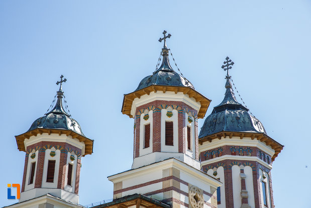 turnuri-de-biserica-manastirea-sinaia-judetul-prahova.jpg