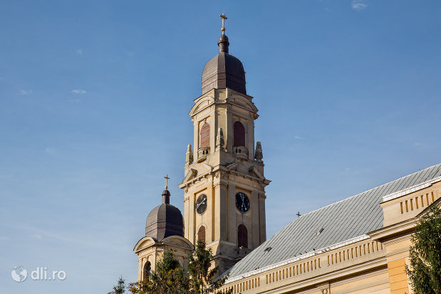 turnuri-de-la-biserica-romano-catolica-coborarea-sfantului-duh-din-oradea-judetul-bihor.jpg