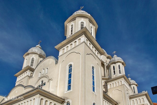 turnuri-de-la-catedrala-ortodoxa-din-negresti-oas-judetul-satu-mare.jpg