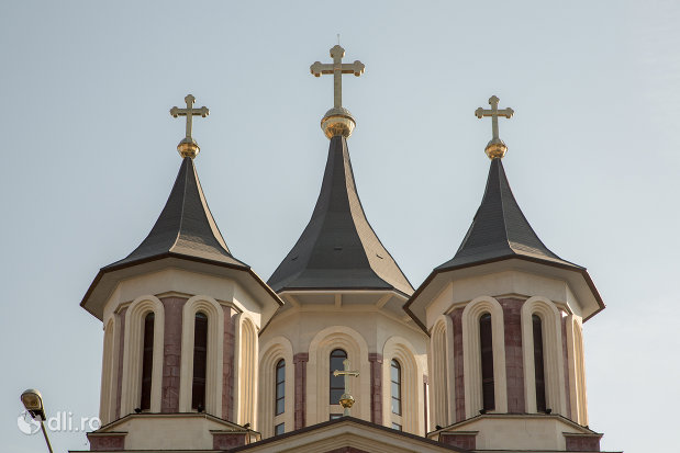 turnuri-de-la-catedralaepiscopala-ortodoxa-invierea-domnului-din-oradea-judetul-bihor.jpg