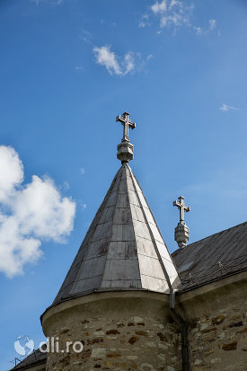 turnuri-laterale-din-manastirea-sfintii-apostoli-petru-si-pavel-din-bixad-judetul-satu-mare.jpg