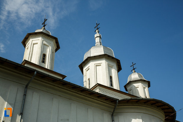 turnurile-de-la-ansamblul-bisericii-sf-cruce-din-odobesti-judetul-vrancea.jpg