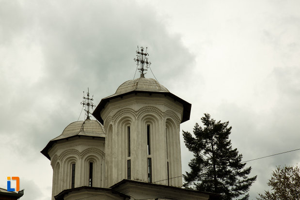 turnurile-de-la-biserica-buna-vestire-din-ramnicu-valcea.jpg