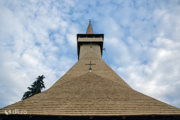 turnurile-de-la-biserica-de-lemn-cuvioasa-paraschiva-din-botiza-judetul-maramures.jpg